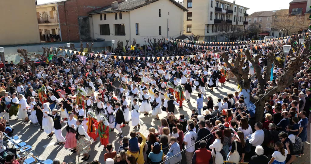 Plaça Joan Serra de Sant Esteve de Palautordera plena amb més de 200 balladors.